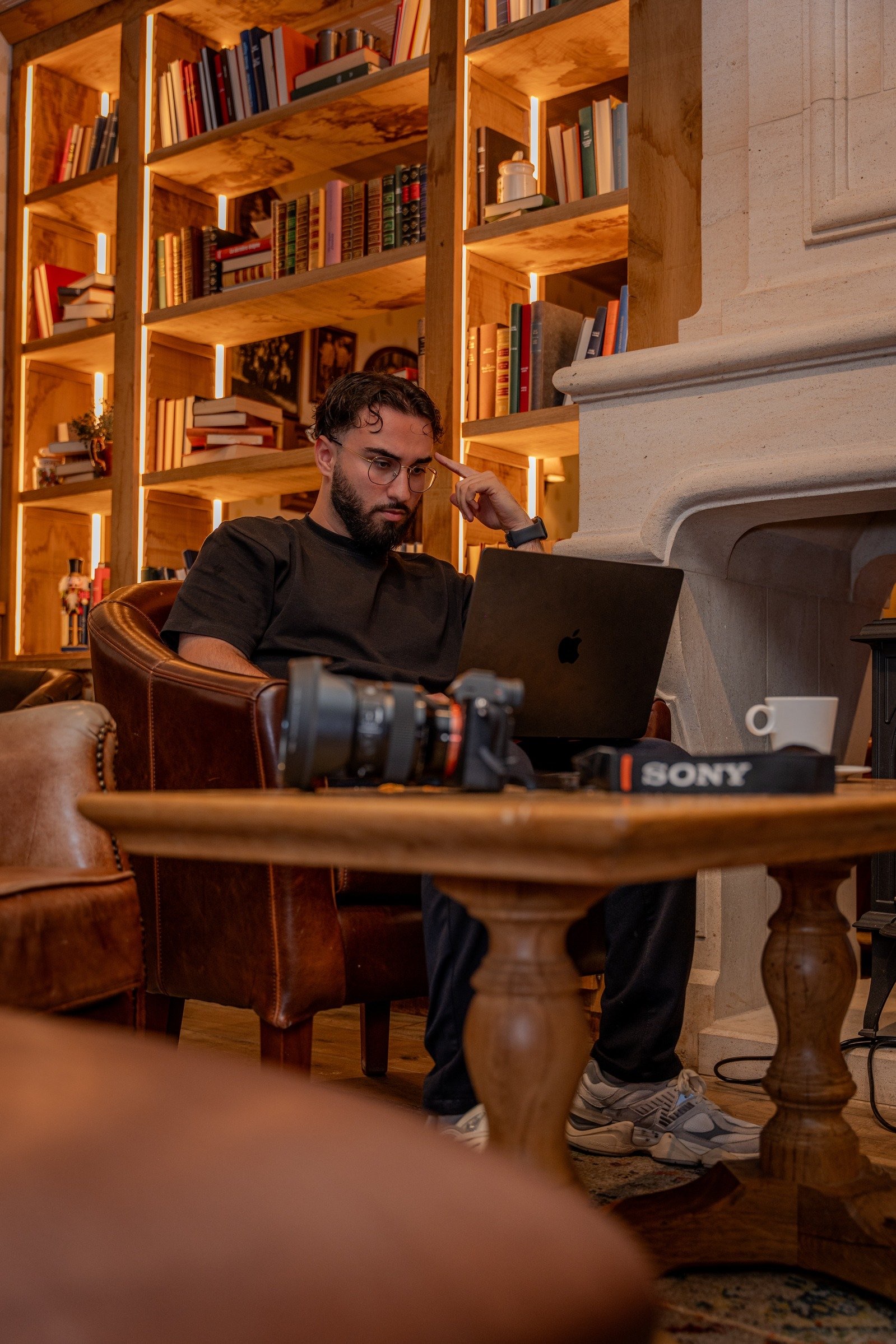 Baris Kayaoglu, fondateur de Kayavisuel, au travail
